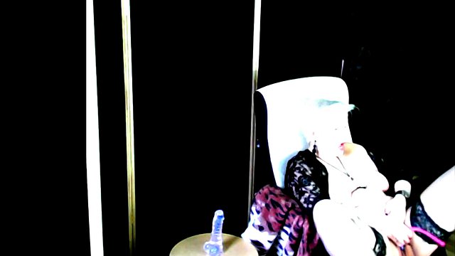 Miniatura de Russian Cougar Webcam Slut AimeeParadise Gags on Her Husband's Throbbing Cock After