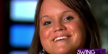 Miniatura de Hot real swinging swinger couples enter orgy room and get interviewed by hostess