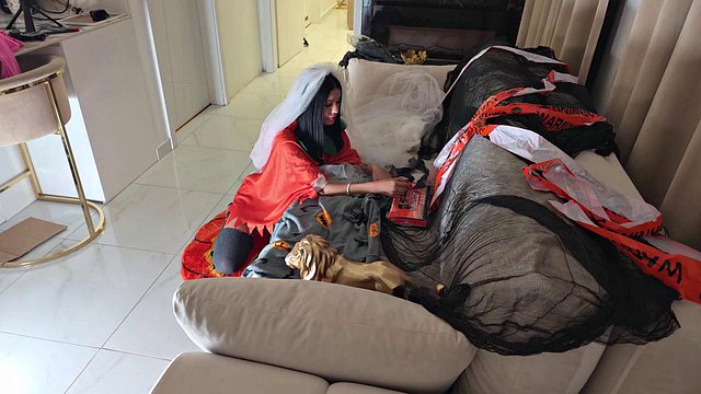 Miniatura de Skinny Tattooed Luna Bbunny Teases Edges and Frustrates Amateur Stud in Halloween CFN