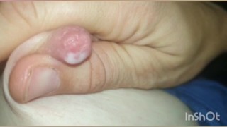 Miniatura de Real Amateur MILF Milking Boobs and Squeezing Milk from Nipples